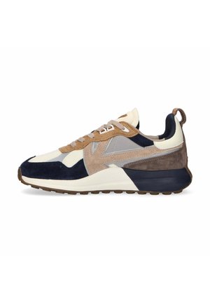 Sneaker casual in beige, marrone, grigio, blu navy e crema con pannelli in suede e rete, lacci nella parte frontale e suola ammortizzata per supporto.