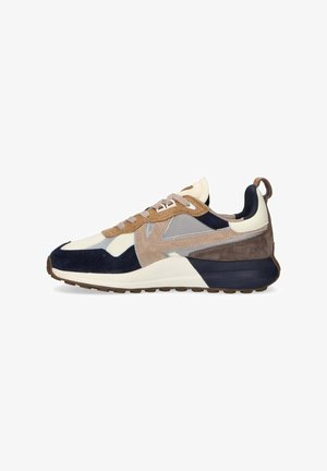 Sneaker casual in beige, marrone, grigio, blu navy e crema con pannelli in suede e rete, lacci nella parte frontale e suola ammortizzata per supporto.