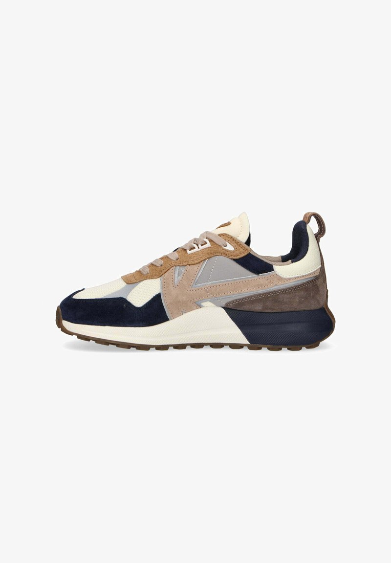 Sneaker casual in beige, marrone, grigio, blu navy e crema con pannelli in suede e rete, lacci nella parte frontale e suola ammortizzata per supporto.
