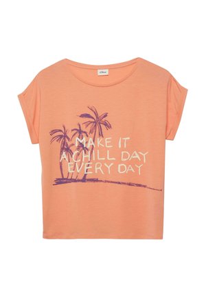 Perzikkleurige T-shirt met korte mouwen, paarse palmbomschetsen en witte tekst met de tekst "MAAK VAN ELKE DAG EEN ONTSPANNEN DAG."