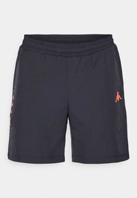 Sorte atletiske shorts lavet af letvægtsstof, med en elastisk talje og orange logo detaljering på siden.