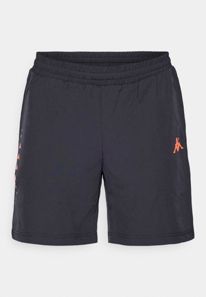 Zwarte sportshorts van lichtgewicht stof met een elastische tailleband en oranje logo-details aan de zijkant.