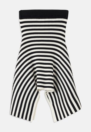 Zwart-witte geribbelde gebreide korte jumpsuit met een strapless ontwerp, met horizontale strepen en een uitlopende vorm aan de onderkant.