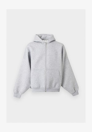 Ανοιχτό γκρι φούτερ με φερμουάρ, μπροστινές τσέπες και διακριτικές διακοσμήσεις με καρφιά στη κουκούλα και στα μανίκια, εμφανίζεται σε απλό φόντο.