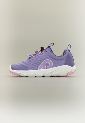 Lila und pinker Mesh-Sportschuh mit weißer Sohle, ausgestattet mit einer Zuglasche an der Ferse und einem Schnürverschluss-System, seitliches Logo sichtbar.