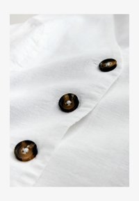 Seleccionado, white