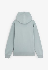 Sudadera azul clara con una gran capucha, puños y dobladillo acanalados, con una textura suave y un diseño simple. Sin logotipos ni patrones visibles.