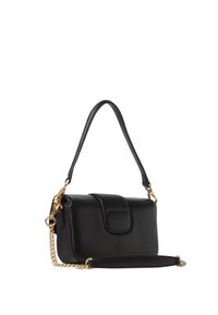 Zwarte leren handtas met een gladde textuur, voorzien van een opgevouwen klep, gouden kettingaccent en een afneembare schouderriem voor veelzijdig gebruik.