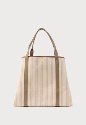 Beige en lichtbruine tote tas met verticale strepen, twee lange, stevige bruine handvatten en een klein rond gouden embleem nabij het midden bovenaan.
