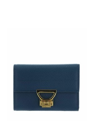 Portefeuille en cuir texturé bleu avec un fermoir métallique doré présentant un design en demi-cercle et un petit nom de marque gravé.
