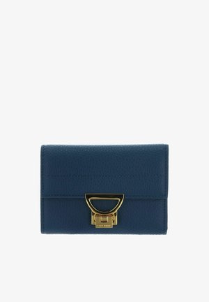 Portefeuille en cuir texturé bleu avec un fermoir métallique doré présentant un design en demi-cercle et un petit nom de marque gravé.