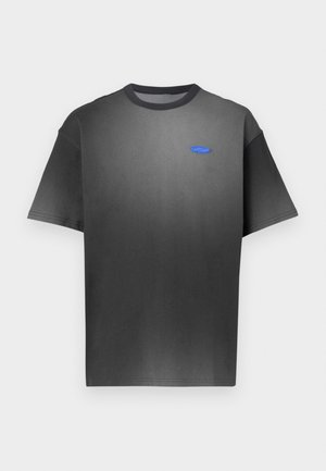 Pilka trumpomis rankovėmis suknelė su subtilia gradientine spalva, apvali iškirptė ir mažas mėlynas logotipas ant krūtinės. Lygios audinio tekstūros.