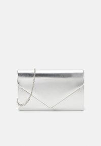 Metaliczna srebrna kopertówka z łańcuszkiem, smukły kształt, gładka tekstura i trójkątny klapek. Brak widocznych wzorów lub akcentów.