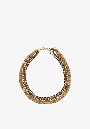 Naszyjnik z wieloma rzędami różowych, zielonych i czerwonych koralików połączonych złotymi łańcuszkami i złotym zapięciem na białym tle.