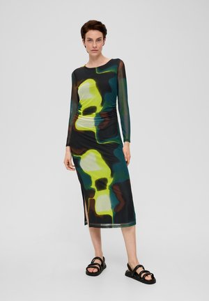 Langdurige, aansluitende jurk met lange mouwen van doorschijnende stof en een abstract patroon in groen, zwart en bruin. Beschikt over een zijsplit voor extra detail.