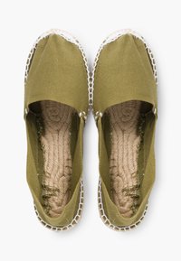 Espadrilles vert olive avec une tige en toile, semelle intérieure en jute naturel, couture blanche autour du bord et un design à bout fermé.