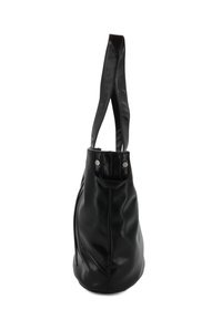 Borsa in pelle nera con una finitura morbida e testurizzata. Presenta una larga tracolla, una forma arrotondata e accenti metallici sulla parte superiore.