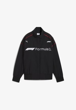 Schwarze Jacke mit Stehkragen, elastischen Bündchen und Saum. Mit dem weißen Formel-1-Logo und roten Akzenten an den Schultern und Seiten. Zwei Seitentaschen.