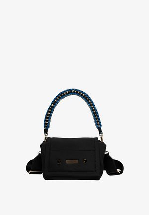 Zwarte nylon tas met een gestructureerde afwerking, voorzien van een blauw en beige gevlochten handvat en gouden hardware, en een klep met een horizontale accent.