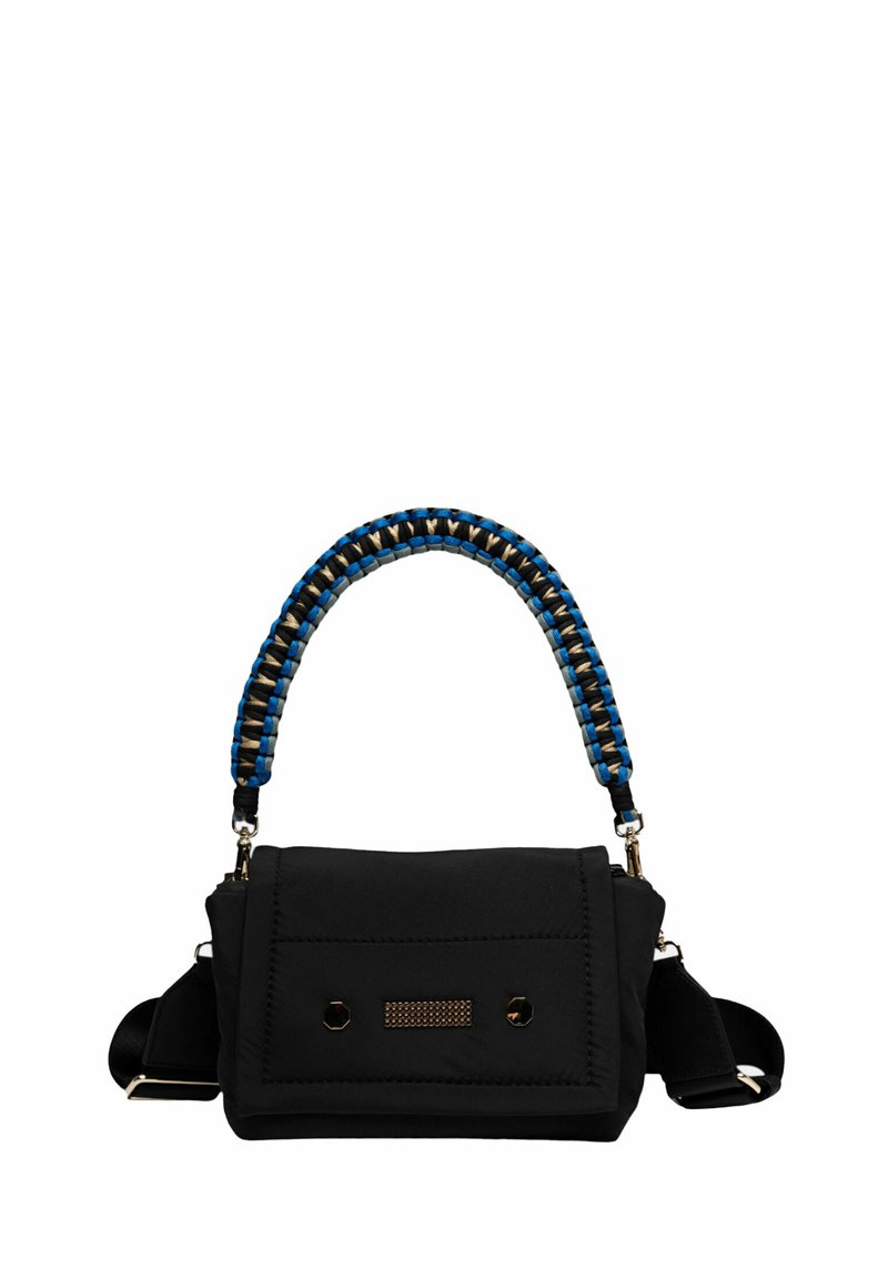 Zwarte nylon tas met een gestructureerde afwerking, voorzien van een blauw en beige gevlochten handvat en gouden hardware, en een klep met een horizontale accent.