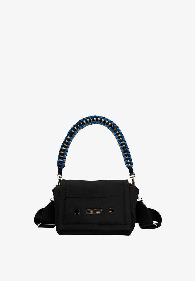 Zwarte nylon tas met een gestructureerde afwerking, voorzien van een blauw en beige gevlochten handvat en gouden hardware, en een klep met een horizontale accent.