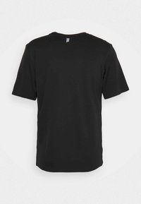 Camiseta negra de manga corta con un diseño clásico de cuello redondo. Tejido suave con costuras mínimas y un pequeño detalle de marca en la parte posterior.