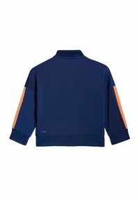 Tmavomodrý pulóver s vysokým golierom, oranžové pruhy na rukávoch, rebrované manžety a lem, vyrobený z mäkkého, textúrovaného materiálu.