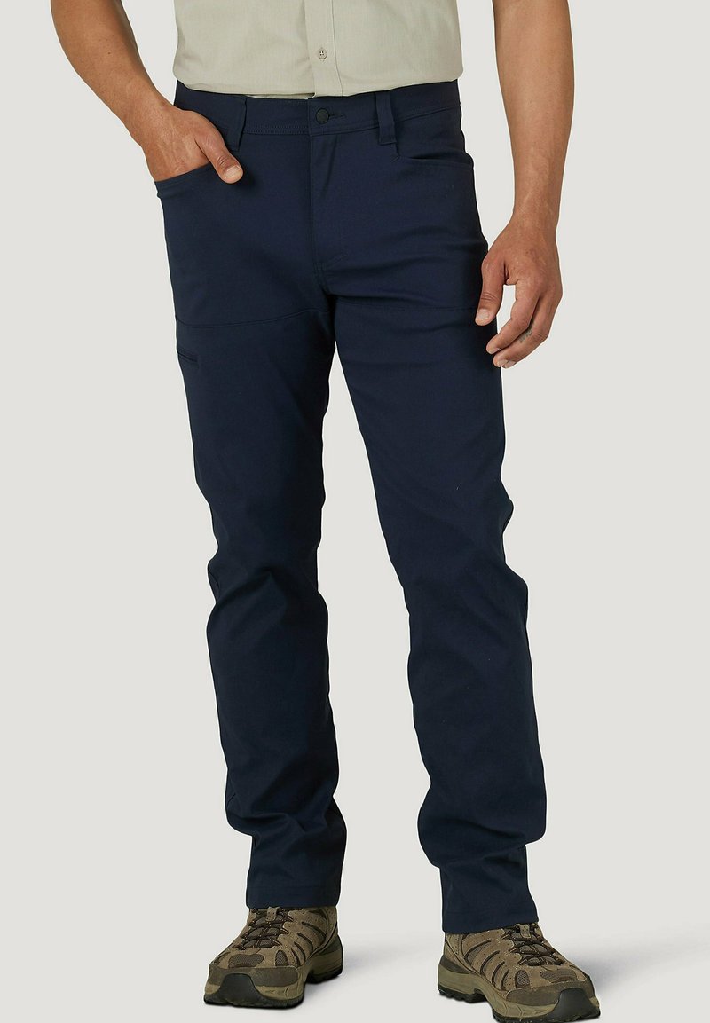 Herren Chinos | Wrangler UTILITY Stoffhose dark sapphire/dunkelblau - YE48717 Herren Chinos | Wrangler UTILITY Stoffhose dark sapphire/dunkelblau - YE48717