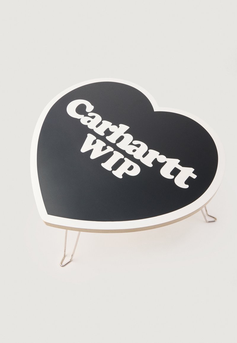 Hartvormige tafel met een zwarte oppervlakte en het witte "Carhartt WIP" logo. Voorzien van lichte houten rand en metalen poten voor ondersteuning.