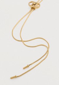 Zlatohnedý nastaviteľný náhrdelník s hadím reťazcom a valcovými koncami na bielom pozadí.