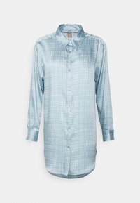 Chemise boutonnée bleu clair en tissu lisse avec un motif à carreaux. Dotée d'un col classique et de manches longues avec des poignets à boutons.