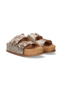 Sandalias de metal dorado tejidas con dos correas anchas que presentan adornos, una suela de ante marrón y un diseño de plataforma gruesa.