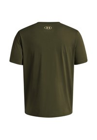Camiseta de manga corta verde oliva hecha de una tela suave, con un escote redondeado y un pequeño logo en la parte superior de la espalda.