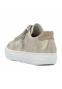 Beige Wildleder Sneaker mit strukturierten Oberflächen, weißer Gummisohle, seitlichem Reißverschluss und geprägtem Logo an der Ferse.