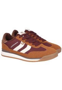 Zapatillas marrones y marrón oscuro con un diseño de ante y malla, con rayas blancas, cordones texturizados y suela de goma.