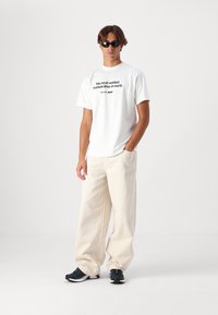 HUF LEGEND RETURNS TEE UNISEX - Trükipildiga T-särk - white