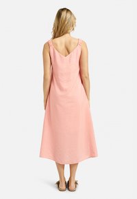 Rosa, ärmelloses Kleid mit rüschendetail an den Schultern und V-Ausschnitt im Rücken. Fließender, mittellanger Schnitt aus leichtem Material.