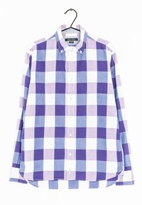 Camisa a cuadros con cuadrados morados, morados claros y blancos. Mangas largas, con tapeta de botones y cuello clásico. Tela ligera.