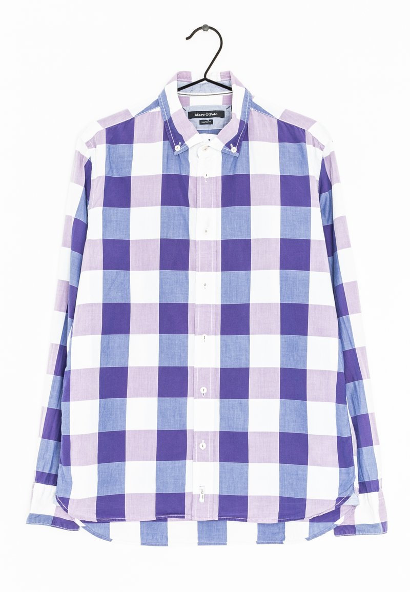 Camisa a cuadros con cuadrados morados, morados claros y blancos. Mangas largas, con tapeta de botones y cuello clásico. Tela ligera.