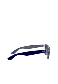 Occhiali da sole con montatura grigia trasparente, astine blu scuro e lenti sferiche. Presentano il marchio Ray-Ban sulle astine.