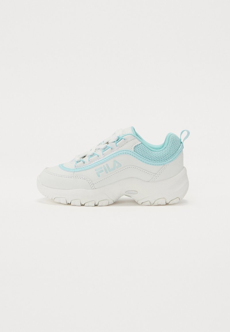 Baskets Fila blanches et bleu clair avec semelle épaisse, col en mesh, laçage à l'avant et logo sur le côté.