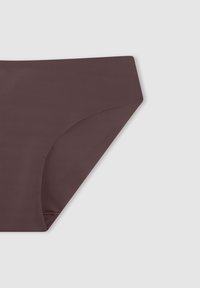 Slip da bikini color bordeaux con una texture liscia, caratterizzato da un taglio a vita media e un design senza cuciture in vita e nelle aperture delle gambe.