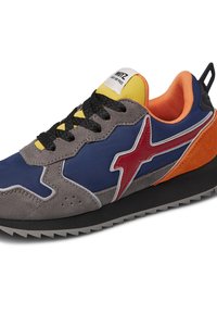 Sneaker realizzato con un mix di materiali; presenta suede grigio, tessuto blu, accenti arancioni e un logo rosso. Lacci neri e suola testurizzata.