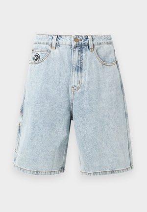 Gaiši zili džinsa šorti līdz ceļiem ar priekšējo pogu, rāvējslēdzēja aizdari, jostas cilpām un piecu kabatu dizainu.