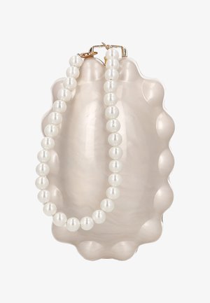 Helmiäiskuvioinen laukkupussi, jossa on aaltoileva reuna ja kiinnitetty nauha valkoisista helmistä yksityiskohtana. Kultaiset metalliosat.