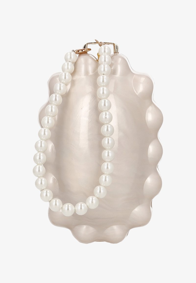 Taška ve tvaru mušle z perleťového materiálu, má vlnitý okraj a jako ozdobu je připevněn řetízek z bílých perel. Zlacené kovové doplňky.