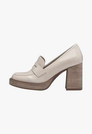 Mocassins à talons hauts en cuir verni beige avec une large bande sur le dessus et un talon bloc texturé, présentant une semelle contrastée.