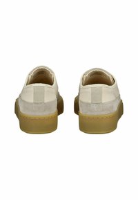 Beige Wildleder- und Canvas-Schuhe mit einer sandfarbenen Gummisohle. Niedrig geschnittenes Design mit einer einfachen abgerundeten Form und minimalen Nähdetails.