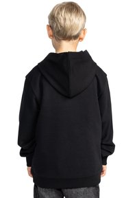 Zwarte hoodie met een relaxte pasvorm, ribgebreide cuffs en zoom, de stof voelt zacht aan, en een minimalistisch ontwerp zonder zichtbare patronen.