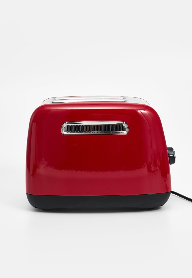 Roter Toaster mit glänzender Oberfläche, rechteckiger Form, metallischen Akzenten und einem seitlichen Regelknopf. Hat einen Schlitz oben zum Toasten von Brot.